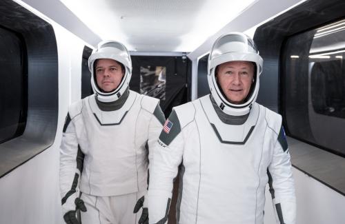 Chi tiết bộ quần áo đặc biệt của phi hành gia vừa lên trạm ISS
