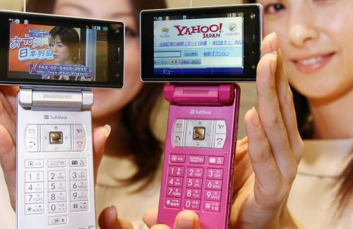 Điện thoại nắp gập Nhật Bản đi trước iPhone hàng chục năm ra sao