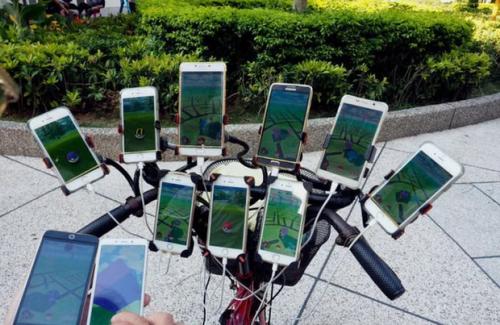 Ông lão nổi tiếng nhờ chơi Pokémon Go trên xe đạp vừa nâng cấp lên dàn 64 chiếc smartphone