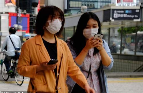 Thành phố ở Nhật cấm dùng điện thoại lúc đi bộ