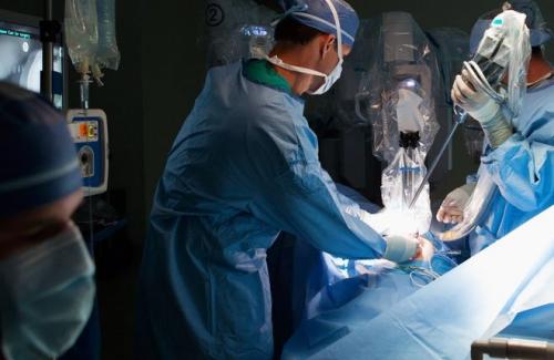 Robot xem video phẫu thuật, trở thành phụ tá của bác sĩ
