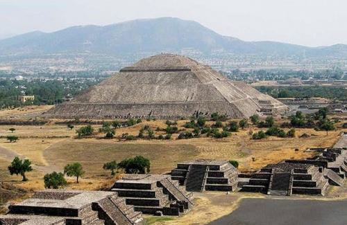 Kim tự tháp bí ẩn lớn gấp 2 lần Giza được người khổng lồ cao 3m xây dựng?