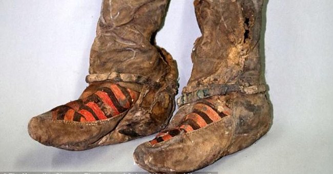 Xác ướp phụ nữ 1.000 năm đi "giày thể thao" hiện đại