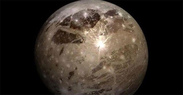 Phát hiện hố va chạm khổng lồ trên vệ tinh sao Mộc
