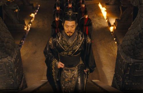 Tại sao Tần Thủy Hoàng là vị vua duy nhất mặc áo long bào đen?