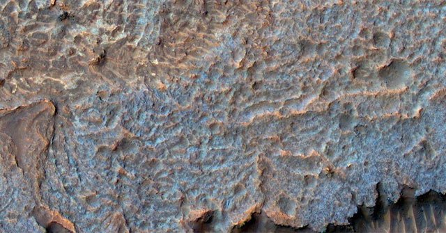 NASA bối rối trước những rặng núi kỳ lạ trên sao Hỏa