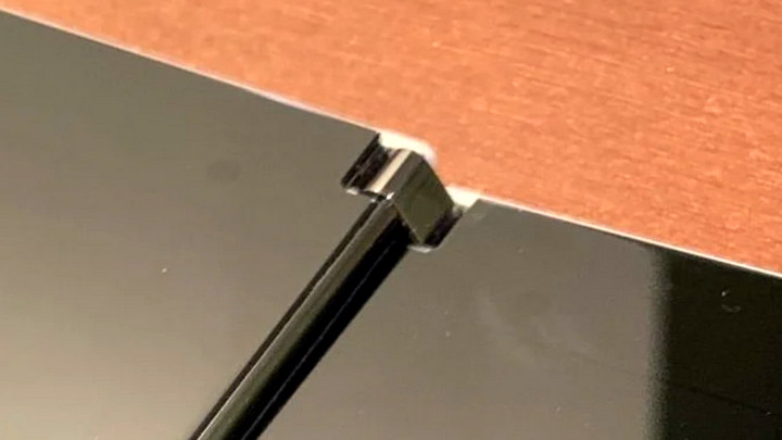 Lỗi thiết kế mới của Surface Duo khiến việc gập mở gặp khó, đổi máy mới cũng bị lỗi y nguyên