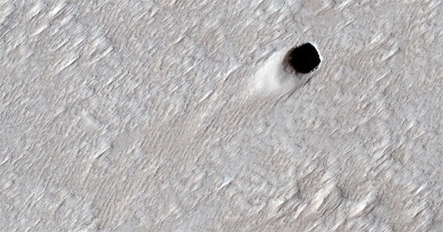 Hang động dung nham bí ẩn rộng 50m trên sao Hỏa