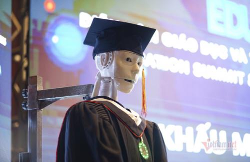 Xuất hiện robot AI Việt Nam được nhận định vượt xa Sophia: Biết đọc thơ, giải toán, có cả vị giác và trái tim