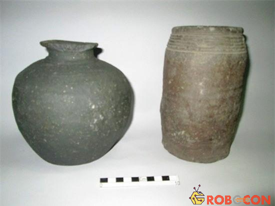 Hai hiện vật bằng gốm có từ Thế kỉ XIX