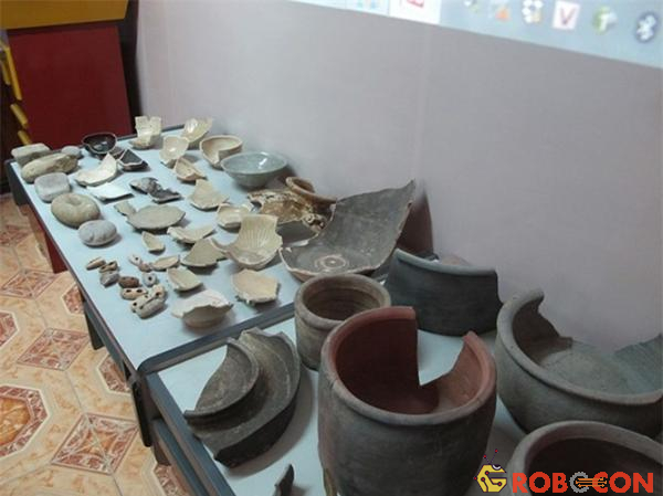 Các vật dụng ở lăng mộ vua Quang Trung