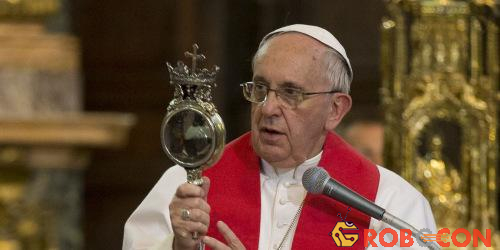 Giáo hoàng Francis và bình máu của thánh Januarius