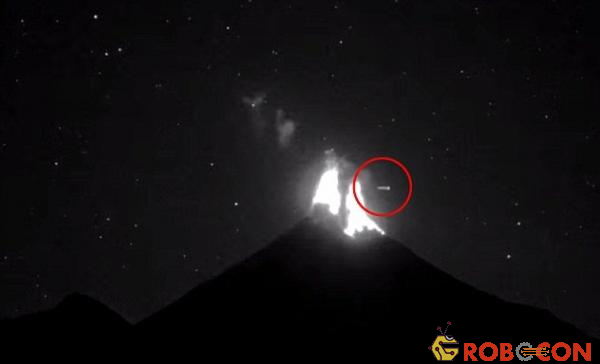 Hình ảnh vật thể lạ vừa bay ra từ núi lửa
