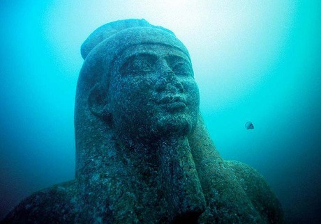 Bức tượng Pharaoh Ai Cập khổng lồ.