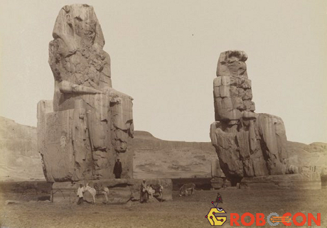 Hai bức tượng sừng sững và uy nghiêm, là một trong những công trình cổ đại vĩ đại nhất của Ai Cập.