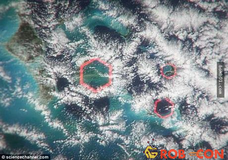 Đám mây hình lục giác lớn xuất hiện ở phía tây Bermuda, phạm vi khoảng 32 - 88,5 km, và tăng trưởng mạnh vào mùa hè.
