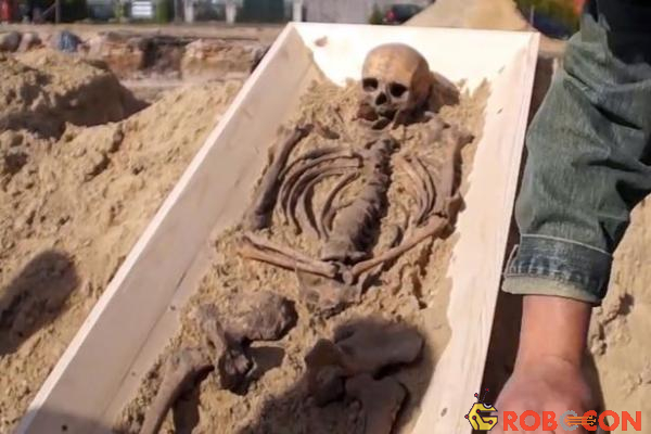 Bộ xương thể hiện nghi lễ chôn cất ma cà rồng từ thế kỉ 16