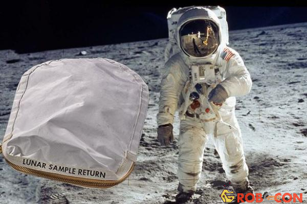  Chiếc túi chứa bụi và đất trên mặt trăng do phi hành gia Neil Armstrong sử dụng.