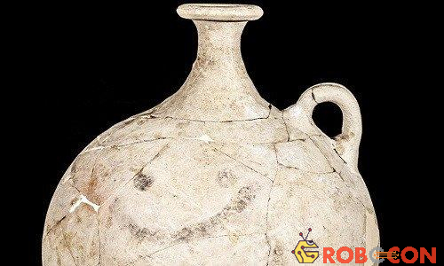 Chiếc bình vẽ hình mặt cười từ 4.000 năm trước. 