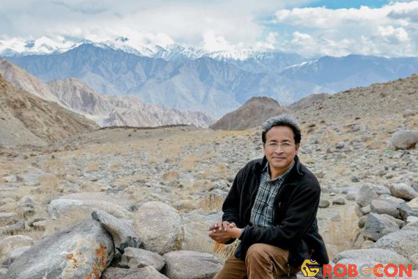Sonam Wangchuk chụp hình ở vùng Ladakh, phía bắc Ấn Độ.