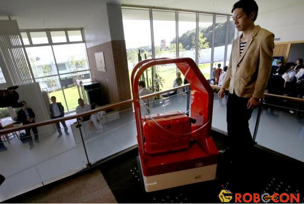 Chú robot vận chuyển tự mang hành lý của du khách lên phòng cho họ. 