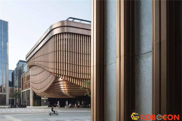 Tòa nhà biến hình lạ đời ở Trung Quốc khiến người đi đường sửng sốt