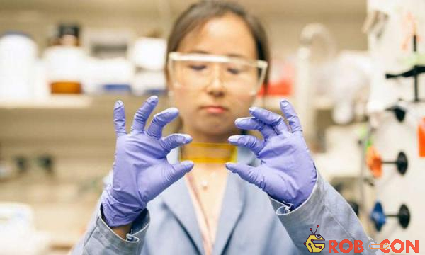 Tiến sĩ Grace Han đang cầm trên tay vật liệu hóa học mới được dùng làm pin trữ năng lượng nhiệt rất hiệu quả