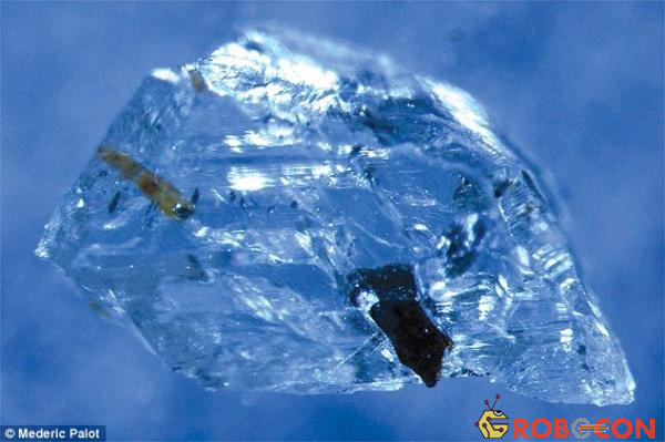 Các nhà nghiên cứu phát hiện dấu vết của nước, bắt nguồn từ kim cương hình thành cách đây 90 triệu năm.