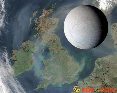 Hình minh họa vệ tinh Enceladus của sao Thổ (trên) và trái đất (dưới). Ảnh: adimuro.com.