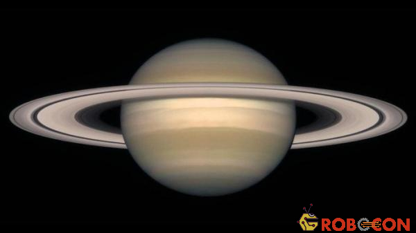 Sao Thổ là một hành tinh khí khổng lồ và lớn hơn rất nhiều so với Trái Đất.