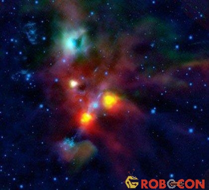 Một khoảng tối đen nằm trong một đốm màu xanh của bụi và khí (phía trên ảnh) thuộc tinh vân NGC 1999 thực sự là một hố trống rỗng.