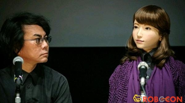 Erica trả lời phỏng vấn bên cạnh cha đẻ Hiroshi Ishiguro 