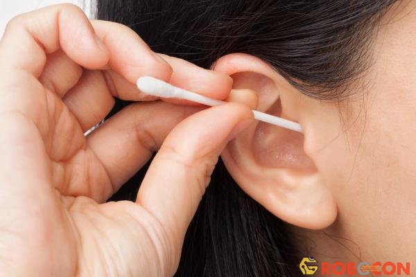 Không nên dùng tăm bông để làm sạch ráy tai.