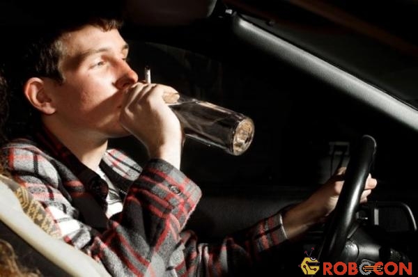 Lái xe khi say rượu rất phổ biến ở Mỹ. Ít nhất một người chết mỗi giờ do lái xe khi say rượu.