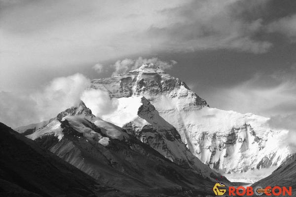 Có khoảng 200 người đã chết trên núi Everest. Những xác chết đang được sử dụng như là điểm mốc cho những người leo núi khác.