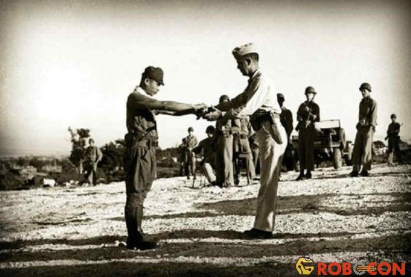 “Con cáo” Sakae Oba chính thức đầu hàng các lực lượng Mỹ.