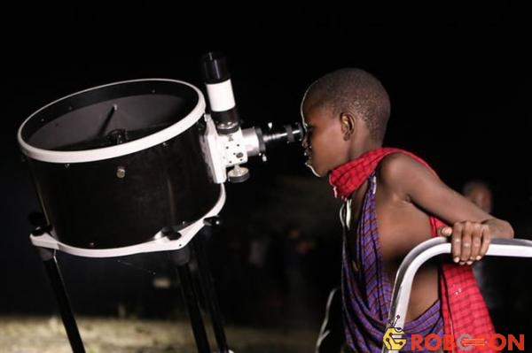 Một em bé Kenya xem trăng qua kính thiên văn