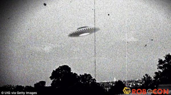 Bức ảnh được cho là chụp lại khoảnh khắc đĩa bay xuất hiện ở Australia năm 1966. – Ảnh: Daily Mail.