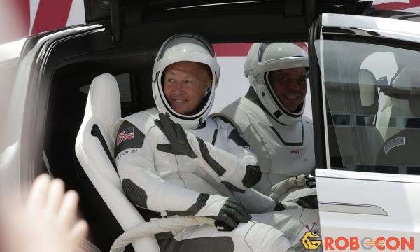 Hai phi hành gia NASA, Douglas Hurley và Robert Behnken trước giờ xuất phát 