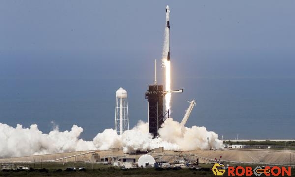 Tên lửa đẩy Falcon 9 mang theo tàu vũ trụ SpaceX rời bệ phóng sáng 31-5 